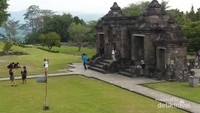 Pengunjung sibuk berfoto