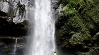 Liburan yang segar di air terjun