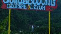 Disini disediakan spot bagi pengunjung yang ingin berfoto dengan latar belakang curug Sodong di kejauhan.
