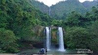 Airnya mengalir deras dari kedua curug.