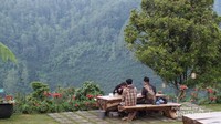 Puas menyantap makanan sambil menatap pemandangan indah