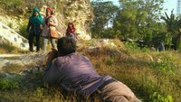 Salah satu pengunjung yang tengah menikmati keindahan Bukit Patrum dari atas rerumputan.