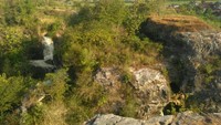 Pemandangan sawah dan batuan gamping yang bisa dilihat dari puncak.