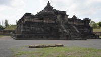 Candi ini diyakini tertimbun dalam  tanah akibat erupsi Merapi yang besar