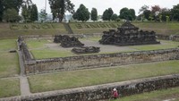 Area candi yang dikelilingi pagar batu 50  48 meter