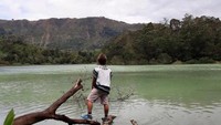 salah satu pengunjung berfoto di areal telaga