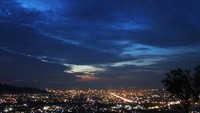 Panorama Kota Padang Jelang Malam dengan kelap-kelip lampu