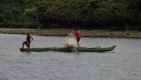 Mencari ikan di Teluk Kambaini