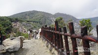 Sepanjang pinggir kawah sudah dipagar untuk keamanan pengunjung