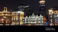 Cahaya keemasan dari gedung-gedung menambahkan nuansa gothic dan klasik pada arsitekturnya