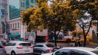 Arus lalu lintas yang lancar dan pengguna jalan yang tertib. Sehingga terlihat rapih tanpa kemacetan.