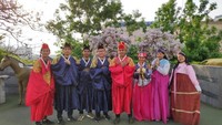 Memakai hangbok (pakaian tradisional) Korea Selatan yang sangat unik dan cantik.