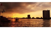 Menikmati sunset dengan view city dan sungai