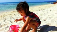 Bermain di atas hamparan pasir ptih