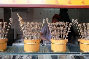 Suka Kuliner Ekstrem? Coba Icip Sate Kalajengking!