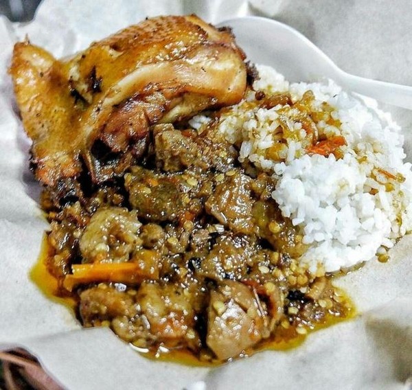 Oseng Mercon Bu Narti dengan kombinasi ayam bacem goreng yang membuat lebih nikmat.