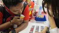 Berbincang dengan penjual sembari menunggu es krim habis