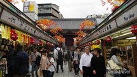 Jajanan di Nakamisa-Dori, Asakusa