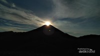 Sunrise di puncak gunung Slamet dilihat dari gardu pandang Sakub di ketinggian 2040m dpl.
