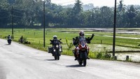 Berkendara dengan sopan menuju Kaligua Brebes. (Foto: Katoz Bandung)