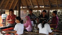 Kegiatan kaum wanita Suku Sasak yang sedang menenun