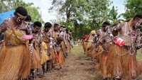 Perempuan Kamoro sedang menari, menyambut kedatangan rombongan kami di desa Kaugapu