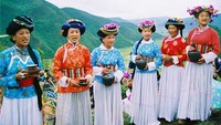 Perempuan Mosupo yang sedang menyanyi dengan latar belakang Danau Lugu (Sumber: ketutwardi.files.wordpress.com)
