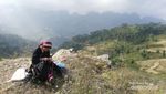 Suku Pedalaman yang Menjahit di Luar Ruangan
