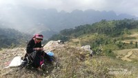 Seorang wanita dari etnis Dao sedang menjahit. Etnis Dao merupakan salah satu dari beberapa etnis minoritas di Vietnam Utara.