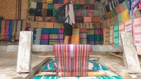 Pilah - Pilih oleh - oleh kain songket khas Suku Sasak untuk dibawa pulang