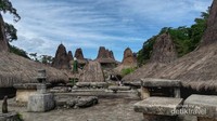 Di desa Tarung ini masih banyak ditemui sarkofagus