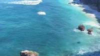 Karang berbentuk gapura terlihat dari kejauhan di Tanjung Mareha
