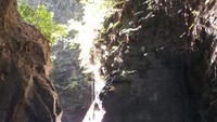 Air yang biru kehijauan di Air Terjun Waimarang