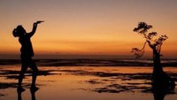 Matahari terbenam di Pantai Walaikiri