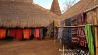 Rumah adat dan kain tenun di Desa Adat Ratenggaro