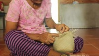 Seorang wanita sedang membuat sumpet