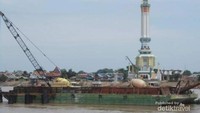 Sebuah kapal yang bersandar ditepian sungai
