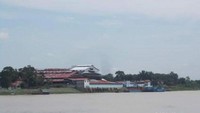 Bangunan-bangunan kota Jambi di seberang sungai Batanghari