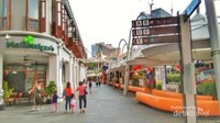 Nampak beberapa butik dan restaurant