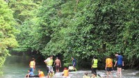 Beberapa wisatawan terlihat sedang mencoba untuk melewati air terjun yang berada di Sungai Citumang (tigatitik.wordpress.com)
