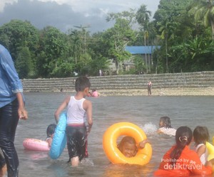 Sungai di Aceh Ini Jadi Tempat Rekreasi Sekaligus Cuci Truk