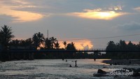 Panorama Sunset di Sungai Gunung Nago