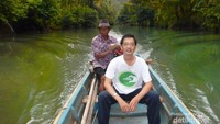 Menikmati indahnya Sungai Maron bersama tukang Perahu