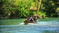 Suasana lomba dayung di Sungai Maron