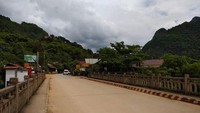 Jembatan sungai yang menghubungkan dua sisi Kota Nong Khiaw yang dipisahkan oleh sungai Nam Ou.