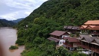 Rumah-rumah penduduk di tepian sungai Nam Ou.f