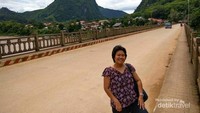 Narsis pun tidak salah untuk mengabadikan momen indah di Jembatan Sungai Nam Ou.