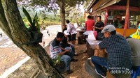 Bercengkrama dengan sahabat dan keluarga