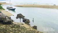 Inilah Sungai Tamborasi, julukannya adalah sungai terpendek di dunia. Lokasinya ada di Kecamatan Tamborasi, Kolaka Utara. Mata airnya di pantai dan langsung mengalir ke laut.