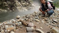 Saya berfoto di aliran Sungai Dua Rasa